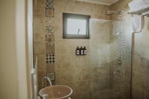 a bathroom with a shower with a window at Las Loicas Tempo in Esquel