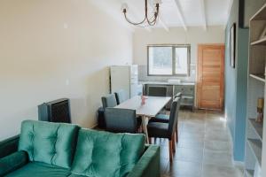 a living room with a green couch and a table at Las Loicas Tempo in Esquel