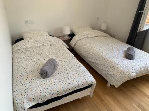Letto o letti in una camera di Appartement neuf, vue sur saône