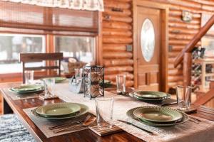 Φωτογραφία από το άλμπουμ του Lakefront Log Cabin Loft Kayaks Beach Ev σε Black River Falls