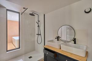 une salle de bain avec un lavabo et un miroir dans l'établissement Maison de charme plein centre de Bordeaux, à Bordeaux 4 autres photos