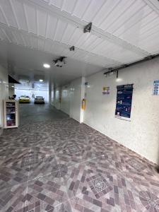 an empty parking garage with a parking lot with cars at Vista azul in Bucaramanga