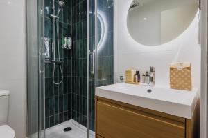 un baño con lavabo y ducha en Green Suites Résidence Meudon Velizy, en Meudon