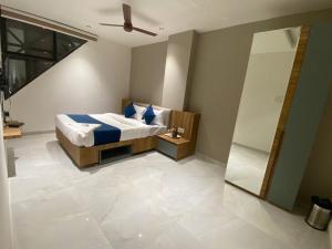 JMB Hotel Height客房内的一张或多张床位
