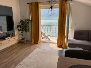 科托尔Glosy的配有电视并可欣赏海景的客厅