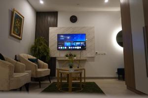 TV a/nebo společenská místnost v ubytování Premier Apartment In DHA Phase 5 Pentasquare
