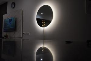 TV a/nebo společenská místnost v ubytování Premier Apartment In DHA Phase 5 Pentasquare