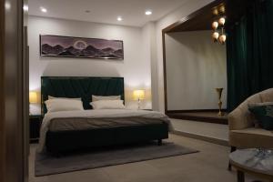 Postel nebo postele na pokoji v ubytování Premier Apartment In DHA Phase 5 Pentasquare