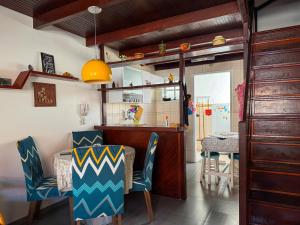 a kitchen and dining room with a table and chairs at Casa Azul Arraial in Arraial do Cabo