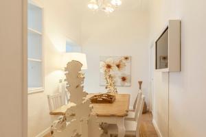 a dining room with a table and a lamp at Piazza di Spagna Historic Flat in Rome