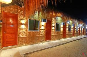 eine Reihe von Türen an der Seite eines Gebäudes in der Unterkunft Hamogaway Homestay - Tourism Road in Maasin