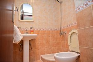 un bagno con wc, lavandino e doccia di فندق غالب المشاعر a Muná