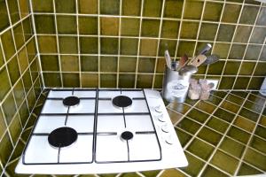Il comprend une cuisine équipée d'un plan de travail et de plaques de cuisson. dans l'établissement Spacieux/paisible 5 pièces en plein coeur de Nice, à Nice 18 autres photos