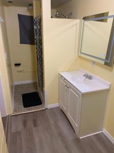 Ένα μπάνιο στο Private suite with small kitchen private bathroom entrance porch and driveway