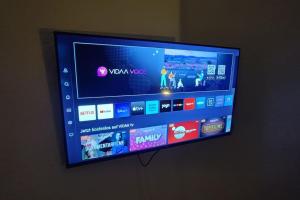 a flat screen tv hanging on a wall at Hehlentor-City Gäste Wohnung in Celle