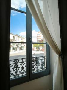 a bedroom window with a view of a balcony at Bel Appt-Quartier des halles-2 Pers-Animal accepté in Pau