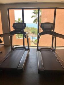 deux lits vides dans une pièce avec une grande fenêtre dans l'établissement Three Bedroom Oceanview-VISTAMAR in Puerta Cortés Residences, à La Paz