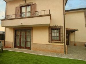 a house with a balcony on top of it at Colibrì - Villa di Charme in Ferentino