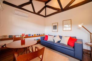 a living room with a blue couch and a table at Pousada Literária de Paraty in Paraty