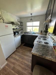 Η κουζίνα ή μικρή κουζίνα στο Comfy Family Apartment Home Free Parking Wi-fi