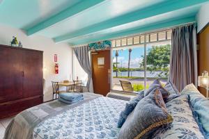 Un dormitorio con una cama y una ventana grande. en Dolphin & Manatee Cove, en Ruskin