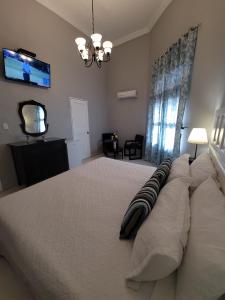 Una cama o camas en una habitación de Hotel Class Colonial
