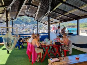 eine Gruppe von Menschen, die an einem Tisch in einem Restaurant sitzen in der Unterkunft Hostal Corazón de San Pedro in San Pedro La Laguna