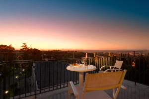 einen Tisch und Stühle auf einem Balkon mit Aussicht in der Unterkunft Parador de Cordoba in Córdoba