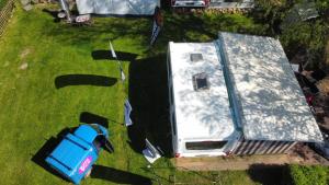 WesterwallGlamping auf Sylt的从空中俯瞰停在草地上的卡车