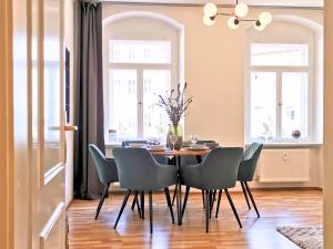 a dining room with a table and chairs at Fynbos Apartments am Theater, Loggia, Parkplatz in Meißen