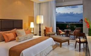 una camera da letto con un letto grande e un soggiorno di 2BD Grand Luxxe Vidanta Resort Riviera Maya a Playa del Carmen Altre 42 foto