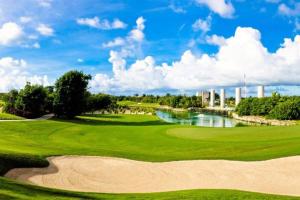 vista su un campo da golf con fiume di 2BD Grand Luxxe Vidanta Resort Riviera Maya a Playa del Carmen