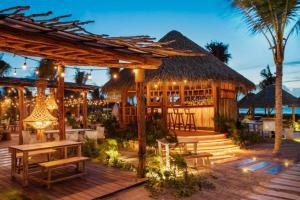 un resort con una terrazza con tavoli e un edificio di 2BD Grand Luxxe Vidanta Resort Riviera Maya a Playa del Carmen