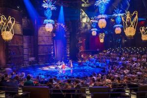 un palco con una folla di persone in un concerto di 2BD Grand Luxxe Vidanta Resort Riviera Maya a Playa del Carmen