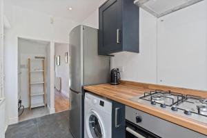 Dapur atau dapur kecil di Home in Great Barr by Halo