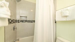 un bagno con doccia con tenda da doccia di Turtle Cove Views by Last Key Realty a Cudjoe Key