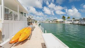 una barca è parcheggiata sul lato di un bacino d'acqua di Turtle Cove Views by Last Key Realty a Cudjoe Key