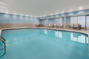Bazén v ubytování Holiday Inn Express Irondequoit by IHG nebo v jeho okolí