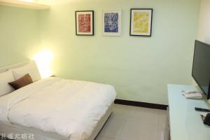 A bed or beds in a room at Peacock hotel