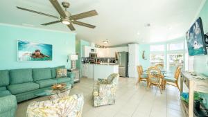 TV o dispositivi per l'intrattenimento presso Turtle Cove Views by Last Key Realty