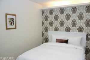 A bed or beds in a room at Peacock hotel