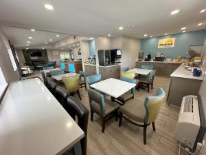 un ristorante con tavoli, sedie e un bancone di Days Inn by Wyndham Renfro Valley Mount Vernon a Mount Vernon