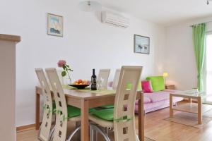 Posedenie v ubytovaní Apartment Ljilja