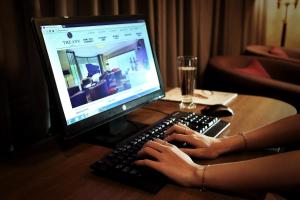 Televiisor ja/või meelelahutuskeskus majutusasutuses The Ann Hanoi Hotel & Spa