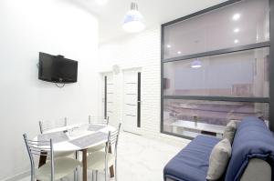 リヴィウにある"Deluxe Apartments" U 5 - 12218のテーブルと青いソファのあるリビングルーム +5枚の写真