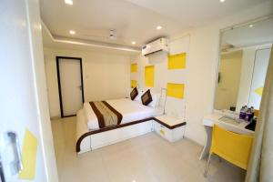 Postel nebo postele na pokoji v ubytování PANCHVATI RESIDENCY ANDHERI WEST