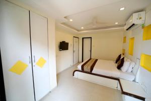 Postel nebo postele na pokoji v ubytování PANCHVATI RESIDENCY ANDHERI WEST