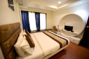 Postel nebo postele na pokoji v ubytování PANCHVATI RESIDENCY ANDHERI WEST