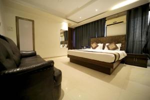 Postel nebo postele na pokoji v ubytování PANCHVATI RESIDENCY ANDHERI WEST