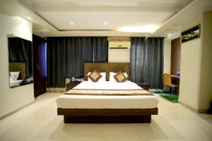 Postel nebo postele na pokoji v ubytování PANCHVATI RESIDENCY ANDHERI WEST